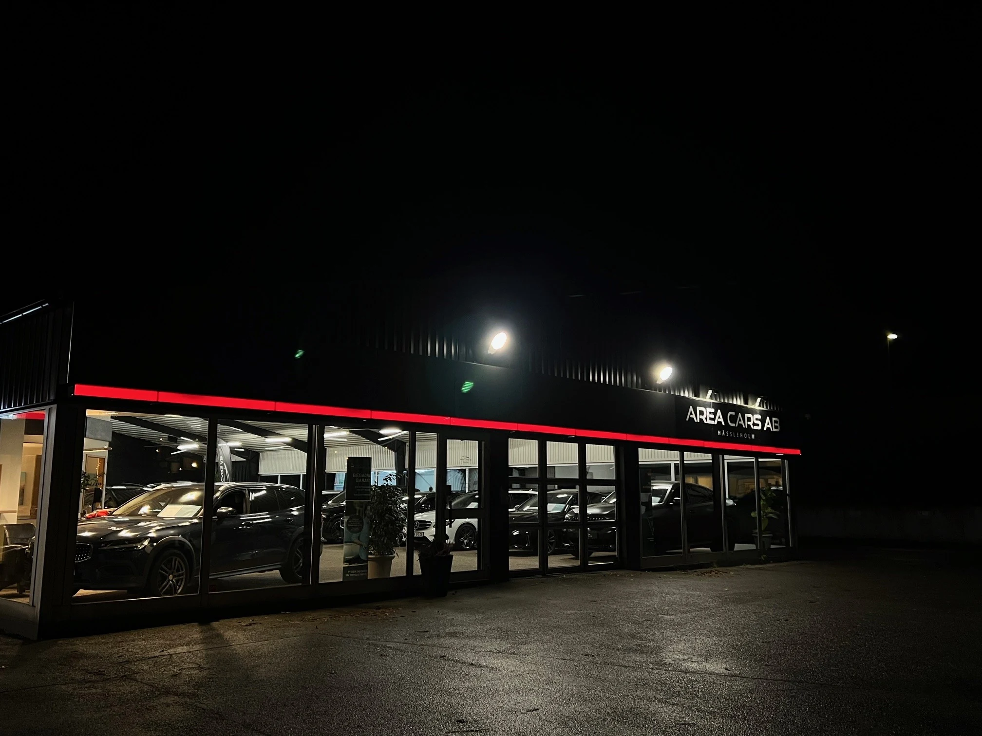 Area Cars bilhall på kvällen