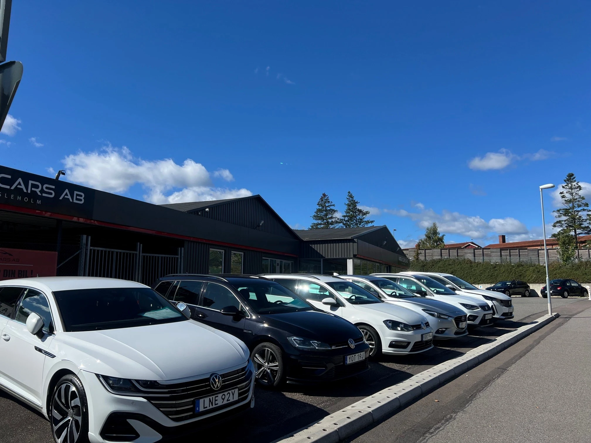 Bilar utanför bilhallen